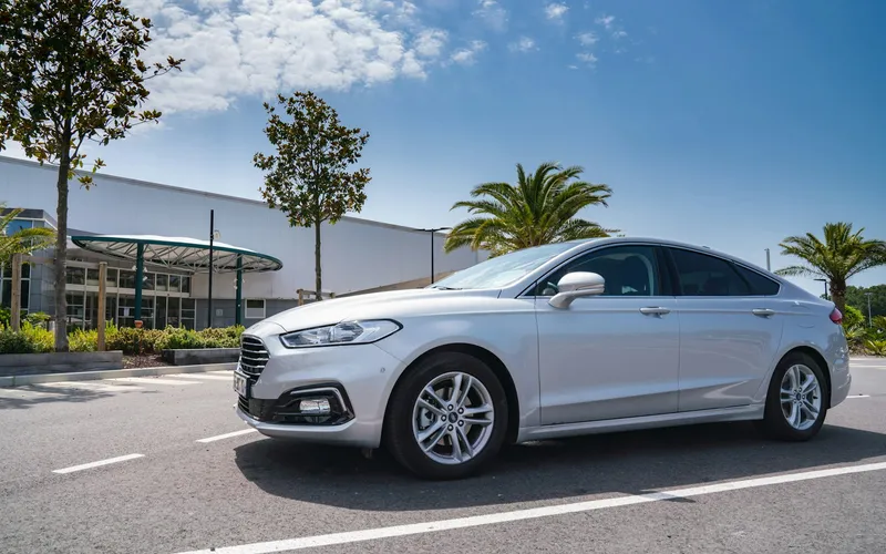Berline de transfert devant un terminal