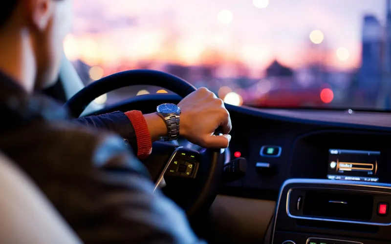 Chauffeur au volant, en tenue professionnelle
