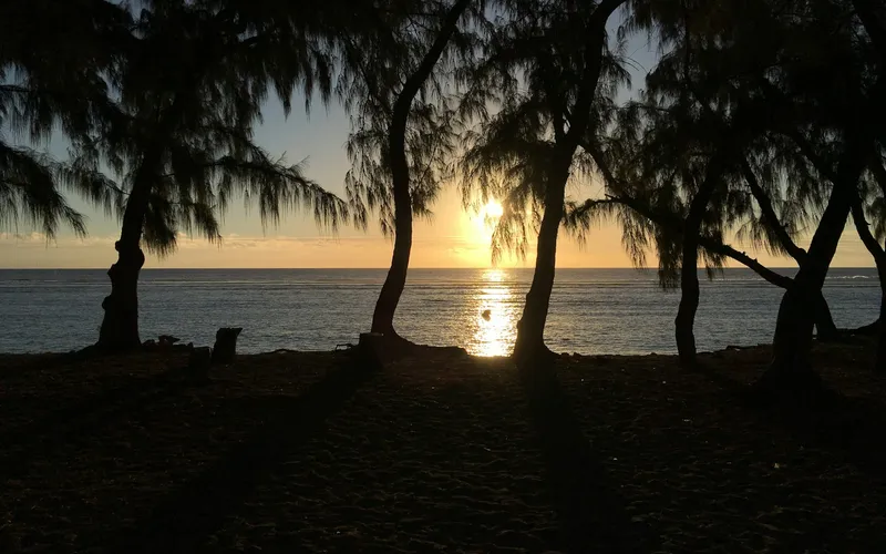 Coucher de soleil sur une plage de l'Ouest de La Réunion